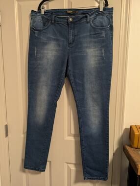 1536 - Iris Jeans Skinny Distressed - Size 18